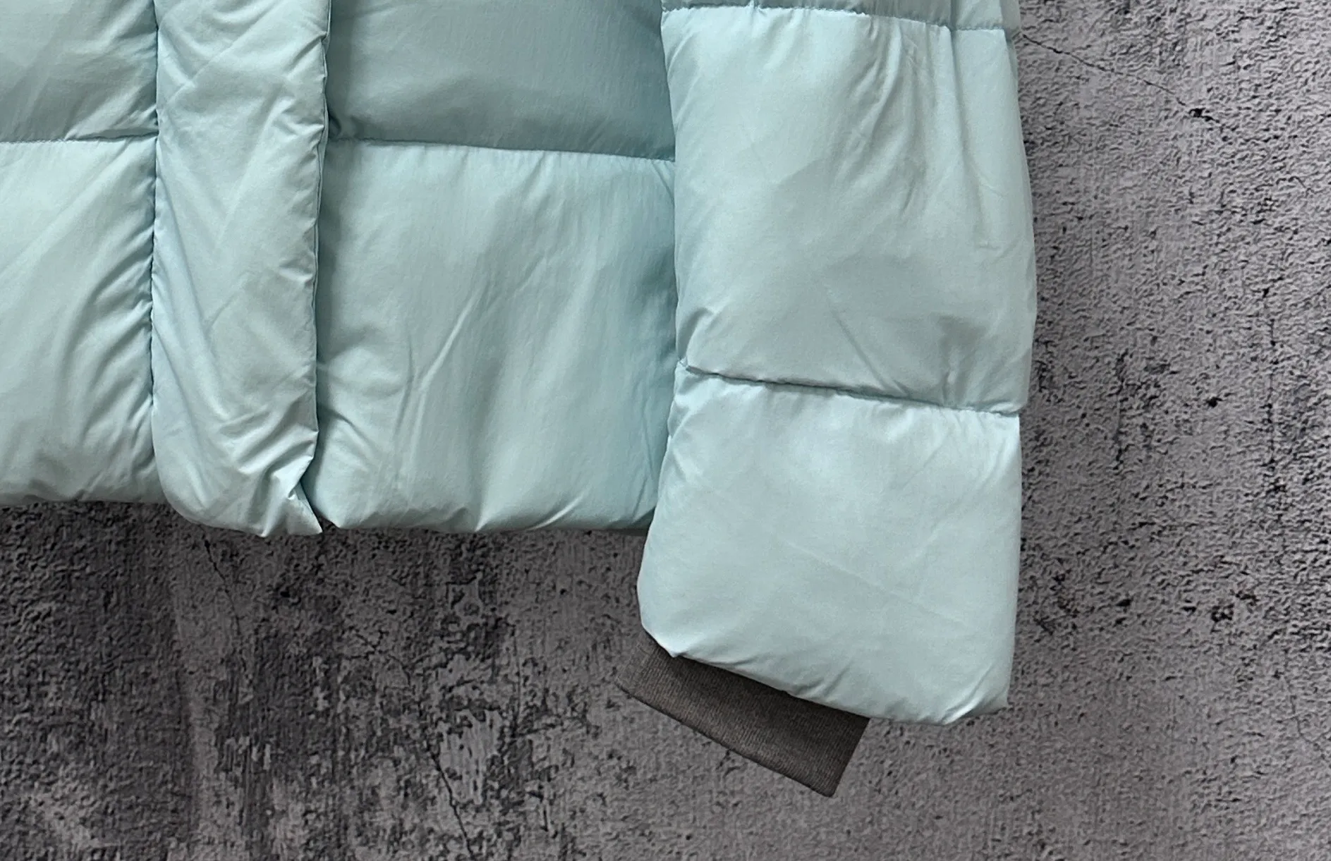 P740 【𝗖𝗔𝗡𝗔𝗗𝗔 𝗚𝗢𝗢𝗦𝗘】Capsule Series Macaron White Label Fabric: Made of soft EnduraLuxe fabric imported from DuPont, CORDURA, USA, which enhances the durability of easy-to-wear parts, is lightweight and durable; the liner is made of 400T anti-velvet gallbladder, which is comfortable, soft and non-velvet. : Equipped with a detachable hood, which can be adjusted in two directions, and is also filled with down, which brings greater softness and wrapping around the head and neck, and is full of warmth. This parka features white trim on the back and sides, and the hardware locks are all original and custom-made to match the muted fabric color. Goose label: The official website’s new series of silicone material labels, non-embroidery labels. Length: Fit hip-length. Size: XS-L